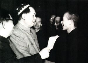 1956年，毛泽东主席亲切接见赴京参加全国第一届文代会的闽剧著名表演艺术家郑奕奏