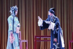 《马前泼水》剧照 （左为周湘娟饰演崔巧凤，右为曾诗伊饰演朱买臣）