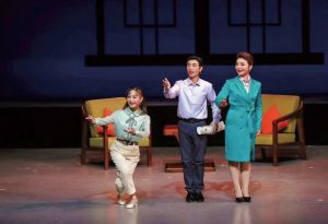 《向阳书记》剧照，图右周湘娟饰演孙若兰，图中桂青松饰演向之远，图左刘紫钰饰演小雅