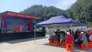 2022年5月17日，太湖县黄梅戏剧团在朱湾村开展送戏下乡活动。